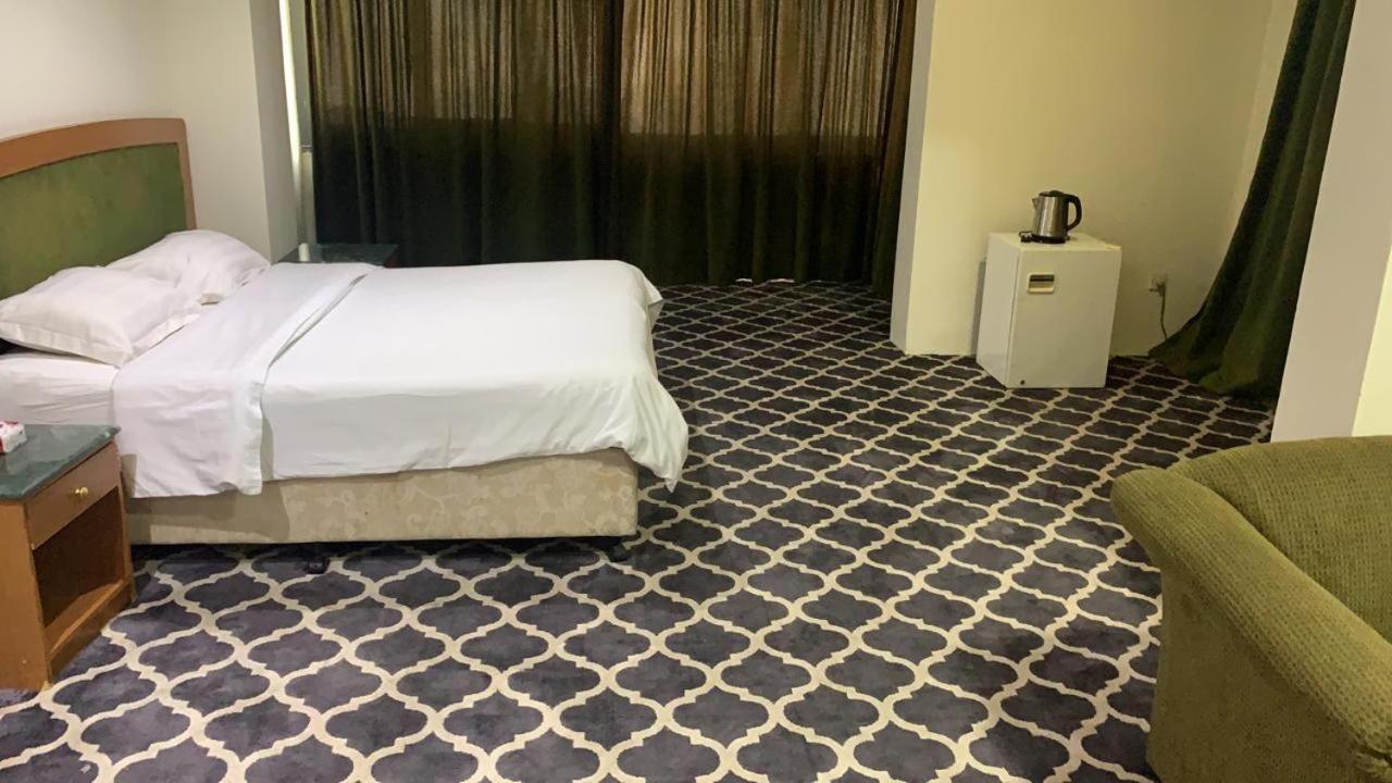 Al Aziziyah Hotel&suites Khamis Mushait Esterno foto