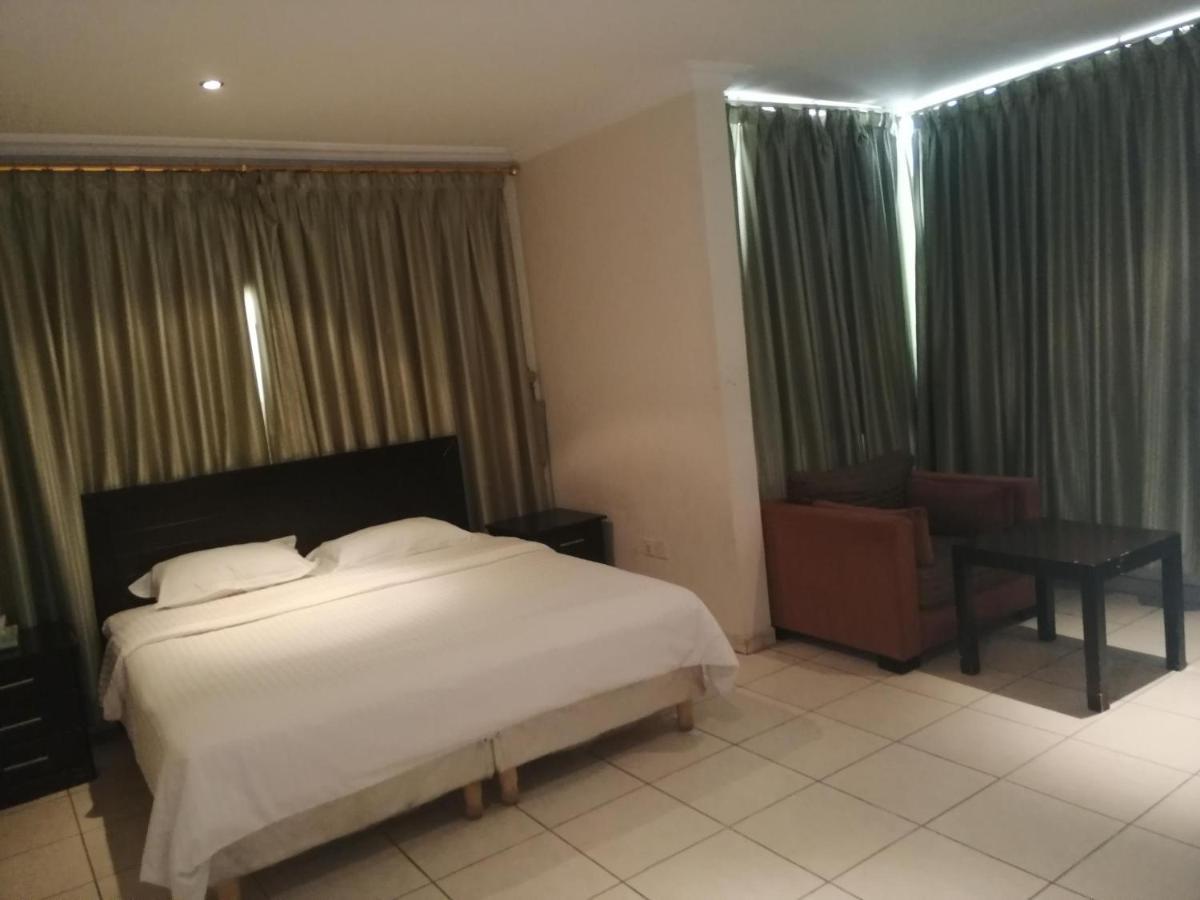 Al Aziziyah Hotel&suites Khamis Mushait Esterno foto